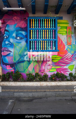 CARTAGENA, KOLUMBIEN - 15. SEPTEMBER 2019: Street Art in Cartagena, Kolumbien. Cartagena, und speziell Getsemani Bezirk, ist berühmt für seine farbenfrohen s Stockfoto