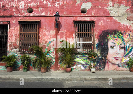 CARTAGENA, KOLUMBIEN - 15. SEPTEMBER 2019: Street Art in Cartagena, Kolumbien. Cartagena, und speziell Getsemani Bezirk, ist berühmt für seine farbenfrohen s Stockfoto