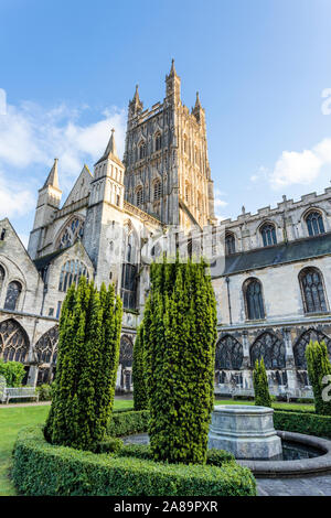 Die schön geschnitzt und verziert fünfzehnten Jahrhundert Turm der Kathedrale von Gloucester Gloucester UK gesehen vom Garth oder das Kloster Garten.. Stockfoto