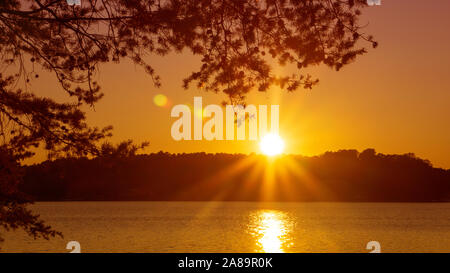 Einen malerischen Blick auf einen Sonnenuntergang über einem See. Stockfoto