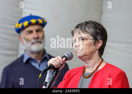 Bristol UK 14-10-17 Molly Scott Cato Grüne Europaabgeordnete für den Südwesten und Gibraltar wird dargestellt, sprechen an einem Pro EU Brexit Protest in Bristol Stockfoto