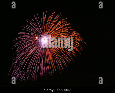 Buntes Feuerwerk im dunklen Hintergrund Nahaufnahme isoliert mit dem Platz für Text Stockfoto