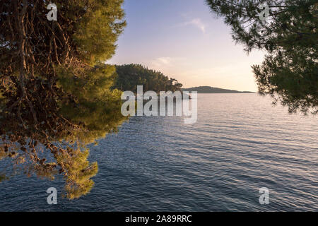 Sonnenuntergang von Setaliste Ratte, Cavtat, Dubrovnik-Neretva, Kroatien, an einem ruhigen Abend Stockfoto