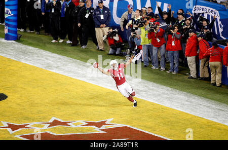 Wide Receiver Larry Fitzgerald feiert einen Touchdown Rezeption während des Super Bowl XLIII Arizona Cardinals Spiel gegen die Pittsburgh Steelers bei Raymond James Stadium in Tampa, Florida. Die Steelers gewannen 27-23. Stockfoto