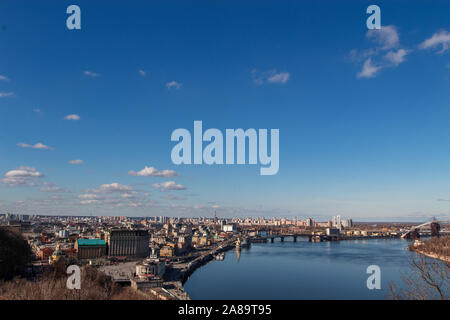 View of the metropolis from a height. City of Kiev, Ukraine. The Dnieper River flowing through the center of Kiev. Stockfoto