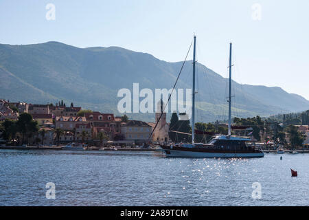 Morgen im Uvala Luka Cavtat Cavtat (Hafen), Dubrovnik-Neretva, Kroatien: eine große Yacht vor Anker Stockfoto