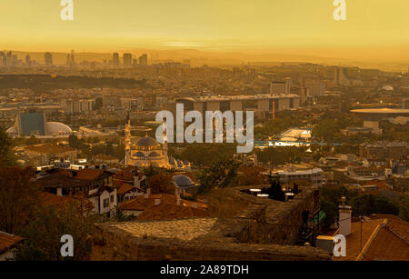 Stadtbild Blick von der Burg von Ankara in gelblichen Himmel Hintergrund in Abend Stockfoto