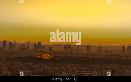 Von der Burg von Ankara Ankara Landschaft mit weitem Blick auf die Wolkenkratzer in einem kalten Abend im Sonnenuntergang Stockfoto