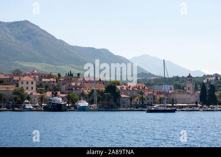 Morgen im Uvala Luka Cavtat Cavtat (Hafen), Dubrovnik-Neretva, Kroatien: große Yachten am Kai vertäut Stockfoto