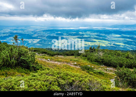 Blick von Babia Hora Hill, Slowakische Republik. Wandern Thema. Saisonale natürliche Szene. Stockfoto