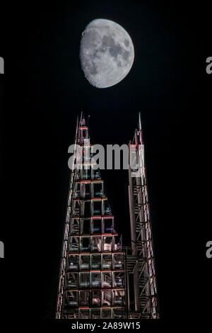 London, Großbritannien. 07 Nov, 2019. Ein in der Nähe von Vollmond steigt über den Shard in London. Credit: Guy Bell/Alamy leben Nachrichten Stockfoto