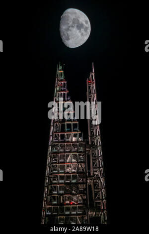 London, Großbritannien. 07 Nov, 2019. Ein in der Nähe von Vollmond steigt über den Shard in London. Credit: Guy Bell/Alamy leben Nachrichten Stockfoto