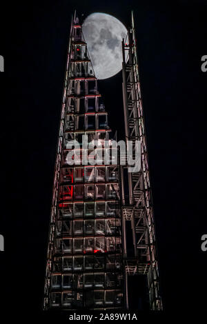 London, Großbritannien. 07 Nov, 2019. Ein in der Nähe von Vollmond steigt über den Shard in London. Credit: Guy Bell/Alamy leben Nachrichten Stockfoto