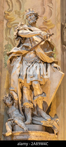 COMO, ITALIEN - 8. Mai 2015: Die geschnitzte barocke Statue von König Salomon in der Kirche Santuario del Santissimo Crocifisso von Stefano Salterio (1730 - 1806). Stockfoto