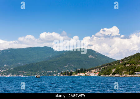 Die schönen kleinen Weiler von Rose, auf der Halbinsel Luštica, Montenegro, Bucht von Kotor Stockfoto