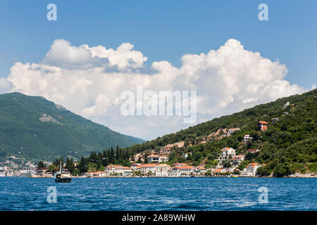 Die schönen kleinen Weiler von Rose, auf der Halbinsel Luštica, Montenegro, Bucht von Kotor Stockfoto