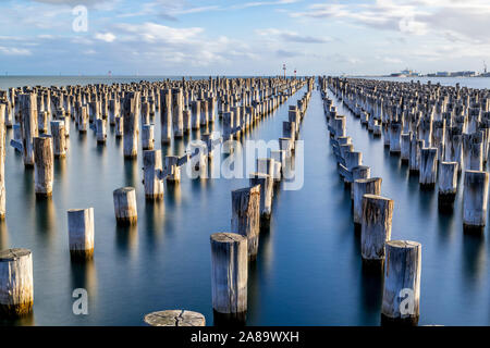 4 Nov 19. Melbourne, Australien. Original Pylone, ca. 1912 von Prinzessin Pier in Port Melbourne, Victoria. Stockfoto