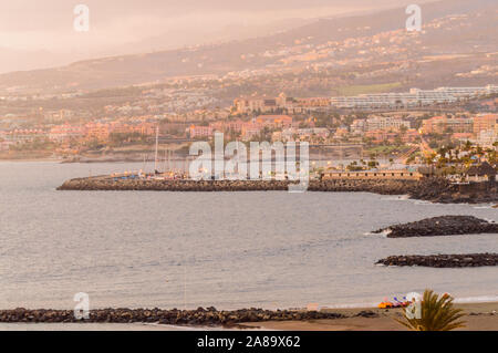 Blick auf die Bucht, die als Hintergrund der Marina in Playa De Las Americas. April 11, 2019. Santa Cruz De Tenerife Spanien Afrika. Reisen Tourismus Straße Hg Stockfoto