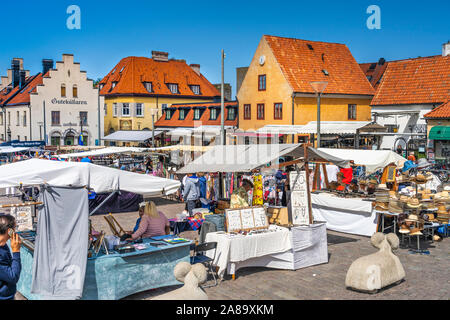 Menschen auf dem Hauptplatz von Visby, Gotland, Schweden. Stockfoto