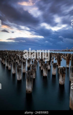 Sturmwolken bauen sich über Princess Pier mit einem ankommenden Gewitter. Original Pylone, um 1912. Melbourne, Australien. Stockfoto