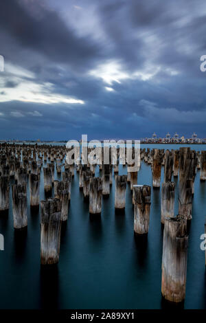 Sturmwolken bauen sich über Princess Pier mit einem ankommenden Gewitter. Original Pylone, um 1912. Melbourne, Australien. Stockfoto