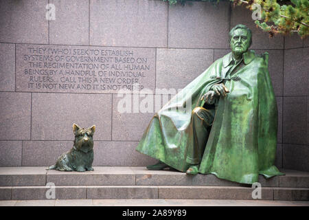 Größer als lebensgroße Bronzestatuen von Präsident Franklin D. Roosevelt und sein Hund, Fala, an der Franklin Delano Roosevelt Memorial, am Tidal B Stockfoto