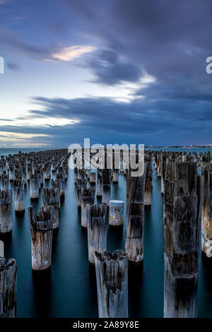 Sturmwolken bauen sich über Princess Pier mit einem ankommenden Gewitter. Original Pylone, um 1912. Melbourne, Australien. Stockfoto