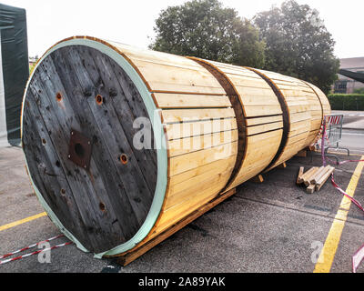 Große Container für die Speicherung von großen elektrischen Leitungen installiert werden. Stockfoto