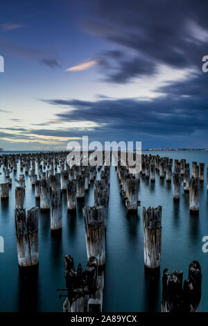 Sturmwolken bauen sich über Princess Pier mit einem ankommenden Gewitter. Original Pylone, um 1912. Melbourne, Australien. Stockfoto