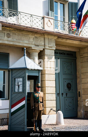 Die Bewachung der Präsident des Ungarischen offizielle Residenz in Budapest Ungarn Sandor Palast auf Castle Hill Stockfoto