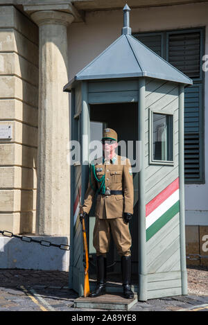 Die Bewachung der Präsident des Ungarischen offizielle Residenz in Budapest Ungarn Sandor Palast auf Castle Hill Stockfoto