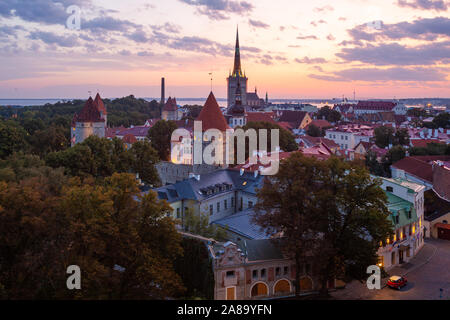 Sonnenaufgang über der Altstadt von Tallinn Stockfoto