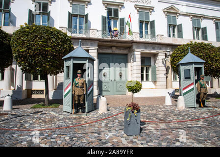 Die Bewachung der Präsident des Ungarischen offizielle Residenz in Budapest Ungarn Sandor Palast auf Castle Hill Stockfoto