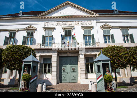 Die Bewachung der Präsident des Ungarischen offizielle Residenz in Budapest Ungarn Sandor Palast auf Castle Hill Stockfoto