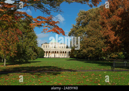 Pittville Pump Zimmer, Cheltenham Pittville Park im Herbst Stockfoto