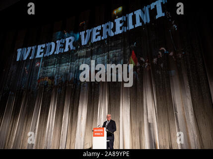 Berlin, Deutschland. 07 Nov, 2019. Bundespräsident Dr. Frank-Walter Steinmeier spricht vor der Premiere der Film "der Fall der Mauer - ein Jahr, das Geschichte schrieb" im Kino International. Der Film verfolgt das Jahr vom Fall der Berliner Mauer der Wiedervereinigung aus der ursprünglichen Materialien des Spiegel TV-Reporter. Credit: Fabian Sommer/dpa/Alamy leben Nachrichten Stockfoto