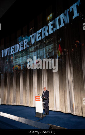 Berlin, Deutschland. 07 Nov, 2019. Bundespräsident Dr. Frank-Walter Steinmeier spricht vor der Premiere der Film "der Fall der Mauer - ein Jahr, das Geschichte schrieb" im Kino International. Der Film verfolgt das Jahr vom Fall der Berliner Mauer der Wiedervereinigung aus der ursprünglichen Materialien des Spiegel TV-Reporter. Credit: Fabian Sommer/dpa/Alamy leben Nachrichten Stockfoto