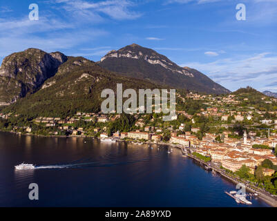 Erstaunlich Luftaufnahme von Menaggio mit schnellen Boot - Comer See in Italien Stockfoto