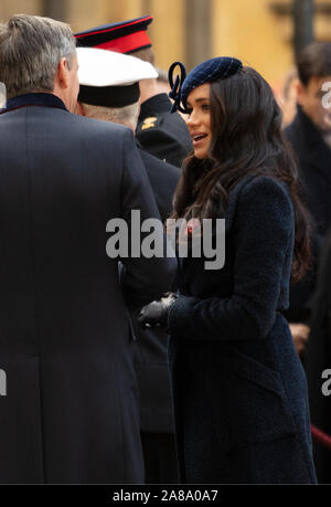 London, Großbritannien. 7. November 2019. Herzog und die Herzogin von Sussex bei der Eröffnung des Feldes der Erinnerung außerhalb der Westminster Abbey, London, UK gesehen. Credit: Joe Kuis/Alamy Nachrichten Stockfoto