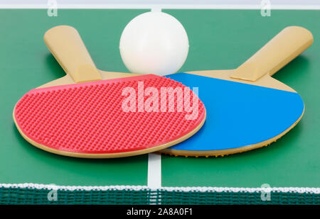 Schläger und Ball für Tischtennis auf dem grünen Tisch Stockfoto