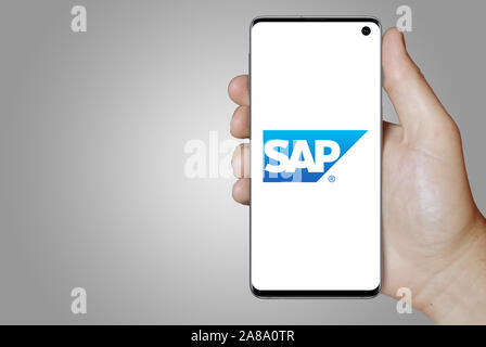 Logo der öffentlichen Unternehmen SAP auf dem Smartphone angezeigt. Grauer Hintergrund. Credit: PIXDUCE Stockfoto