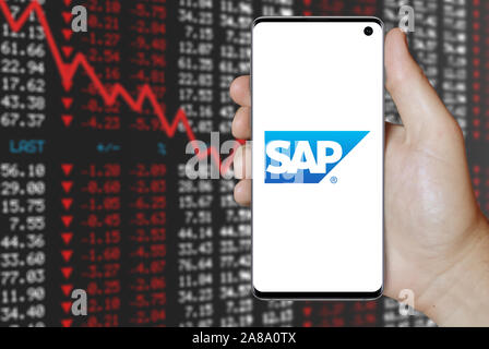Logo der öffentlichen Unternehmen SAP auf dem Smartphone angezeigt. Negative Börse Hintergrund. Credit: PIXDUCE Stockfoto