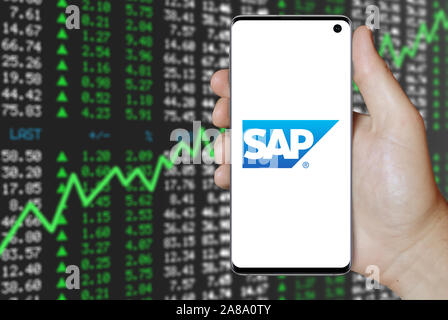 Logo der öffentlichen Unternehmen SAP auf dem Smartphone angezeigt. Positive Börse Hintergrund. Credit: PIXDUCE Stockfoto