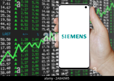 Logo der öffentlichen Unternehmen Siemens auf dem Smartphone angezeigt. Positive Börse Hintergrund. Credit: PIXDUCE Stockfoto