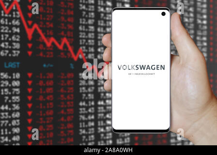 Logo der öffentlichen Unternehmen Volkswagen Konzern auf dem Smartphone angezeigt. Negative Börse Hintergrund. Credit: PIXDUCE Stockfoto