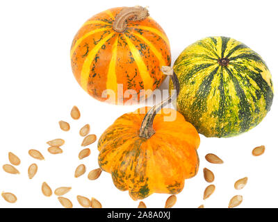 Drei Kürbisse mit Samen isoliert auf weißem Stockfoto