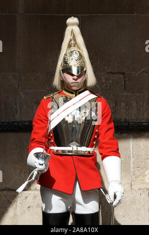 LONDON - 22. SEPTEMBER 2011: demontiert Horse Guard Sentry steht bei Horse Guards Arch, St. James's Palace, Whitehall, bestätigt seit Tudor times. Stockfoto