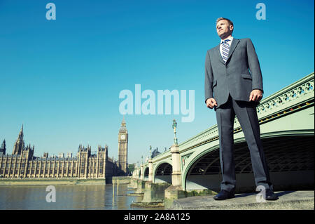 Geschäftsmann hoch vor Big Ben und die Houses of Parliament in Westminster Bridge, London Stockfoto