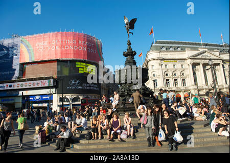 LONDON - 30. SEPTEMBER 2011: Touristen Masse der Brunnen im Piccadilly Circus, einer der bekanntesten Wahrzeichen der Stadt. Stockfoto