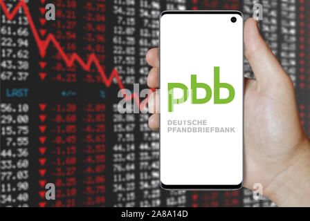 Logo der öffentlichen Unternehmen Deutsche Pfandbriefbank AG auf dem Smartphone angezeigt. Negative Börse Hintergrund. Credit: PIXDUCE Stockfoto